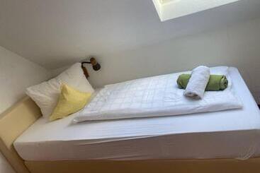 ペンション Room In Guest Room   Single Room With Shared Bathroom And Kitchen In Forbach