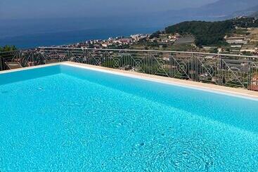 تختخواب و صبحانه Villa Gaia   Luxury Villa, Pool & Wellness Rooms