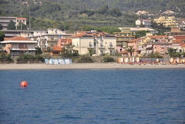 Residence Villa Carmen Fronte Mare A 50 Mt
