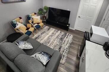Pensionat Entire Basement Suite With Private Entrance