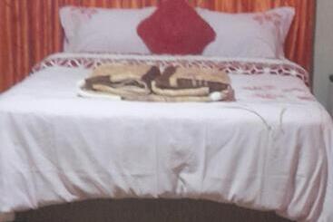 بنسيون Tatian S Guesthouse +27783336268