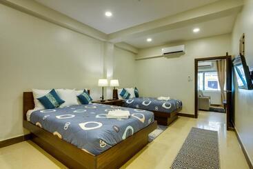 ホテル Louis Apartments