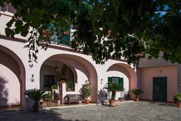 تختخواب و صبحانه La Masseria