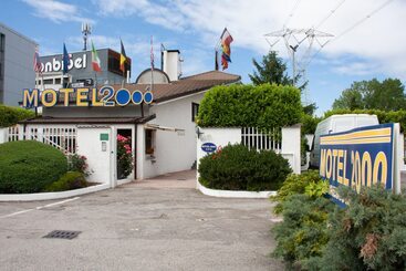 Motel 2000