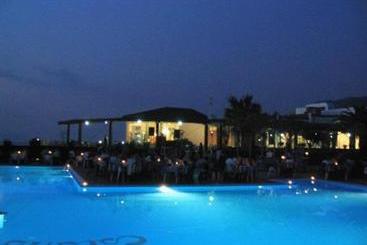 استراحتگاه Villaggio Hotel Club Calanovellamare