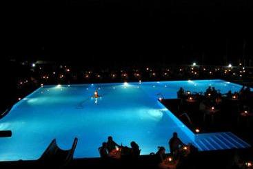 استراحتگاه Villaggio Hotel Club Calanovellamare
