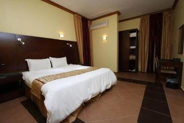 هتل Raoum Inn Arar