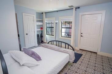کلبه Stunning 3br/2ba Haven In Downtown S Heart