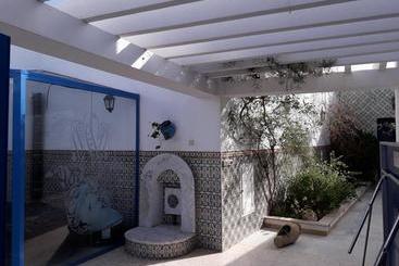 تختخواب و صبحانه Dar El Goulli