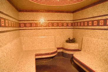 7 Days Hotel Kamyanets Podilskyi