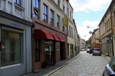 هتل Radharanė