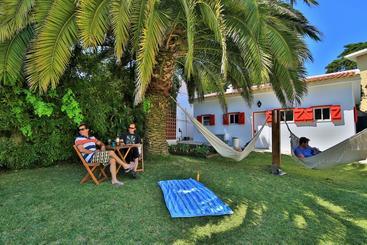 Cascais Cool Hostel Suites & Pool