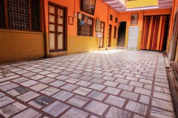 Отель Goroomgo Laxmi Bhawan Dharamshala Mathura Near Yamuna River And Dwarikadhish Temple