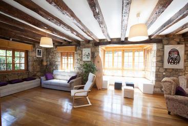 Moana Surf Hostel