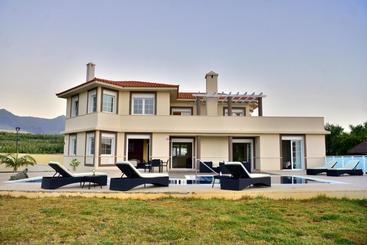 استراحتگاه Villa Dhanvantari