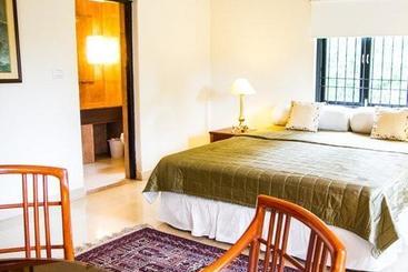 هتل 1265 Crescent Villa