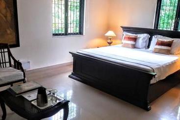 هتل 1265 Crescent Villa