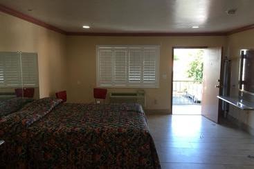 مُتل Foxy S Motor Inn On Florence & Hoover St