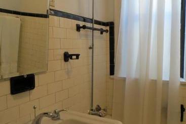 تختخواب و صبحانه The Polo Inn Bridgeport U.s.a