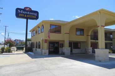 Мотель Mustang Inn And Suites