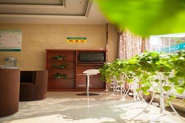 هتل Greentree Inn Anhui Wuhu Yinhunorthroad Fangte World Resort South Gate Business