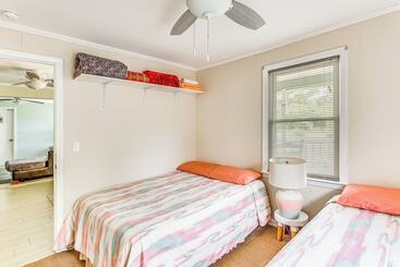 コテージ Charming Shallotte Home ~ 4 Mi To Ocean Isle Beach