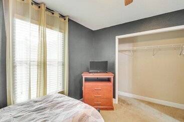 بيت ريفى Crestview Family Home: Screened Porch & Games!