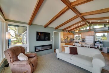 بيت ريفى Dreamy Lake Poinsett Cabin W/ Deck, Dock & Views!