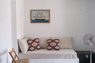 شقة فندقية Kyon Beach Suites Kythnos