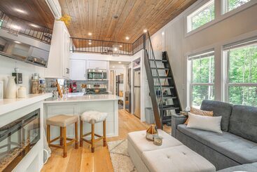 별장 Monteagle Cabin W/ Swim Spa, Sauna & Fire Pit!