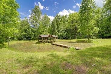 コテージ Near Lake Lure: Quiet Cabin W/ Deck & Trail Access