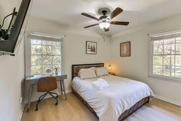 کلبه Inviting Columbus Home W/ Deck: 7 Mi To Downtown!