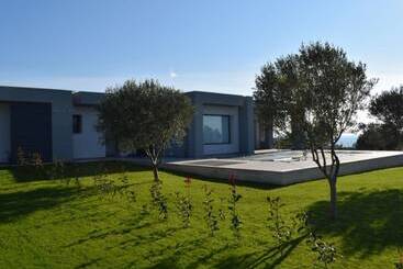 هتل آپارتمان Merelia Villas Luxury