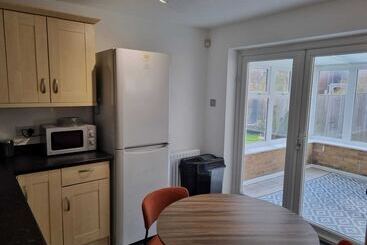 إقامة Captivating 3 Bed House In Strood, Rochester Kent