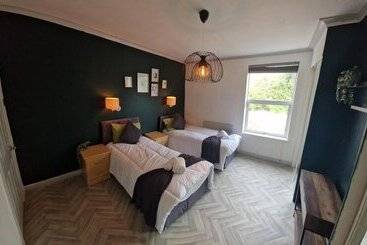 اقامتگاه Charming 4 Bed House In Wednesbury