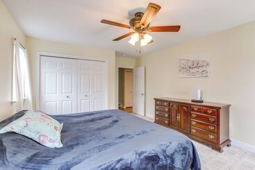 بيت ريفى Villas Hideaway W/ Deck, Walk To Bay Beach!