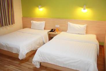 هتل 7days Inn Zhanjiang Mazhang Center