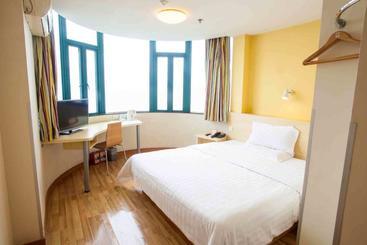 هتل 7days Inn Luzhou Bell And Drum Tower