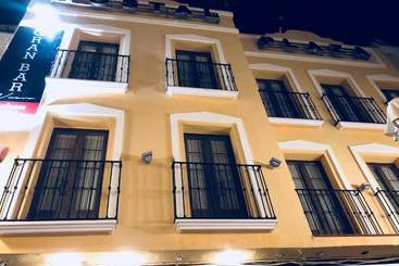 هتل Hostal Plaza