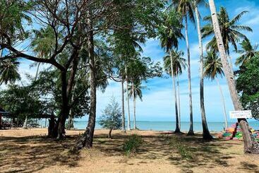 هتل Coconut Beach Villa Langkawi