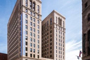 Global Luxury Suites At Bay Village