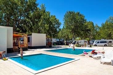 هتل Mobile Homes Camp Galeb