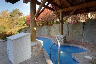 استراحتگاه Hilton Grand Vacations Club Tremblant Canada