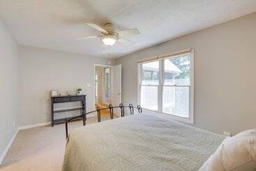 茅舍 Smith Mountain Lake Home W/ Private Hot Tub & Dock