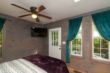 コテージ Honeycomb Hideaway By Avantstay Rustic Retreat