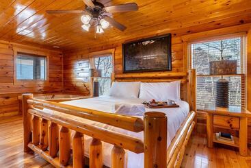 コテージ Misty Mountain By Avantstay Hot Tub, Mountain Views, Theater, Pool Table