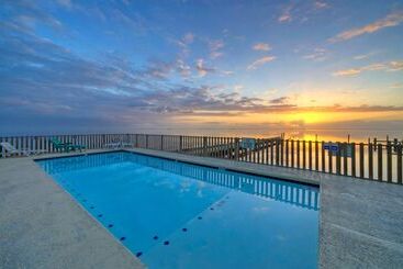 Сельский дом Waterfront Shared Pool W/ Bay Views, Boat Dock Oscar S Lodge By Avantstay
