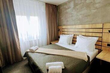 هتل آپارتمان Sremsky Inn