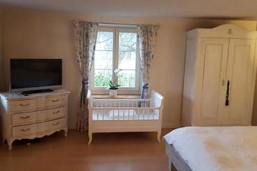 Airport Zürich Elwiras B & B