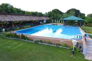 تختخواب و صبحانه Mahogany Upland Resort